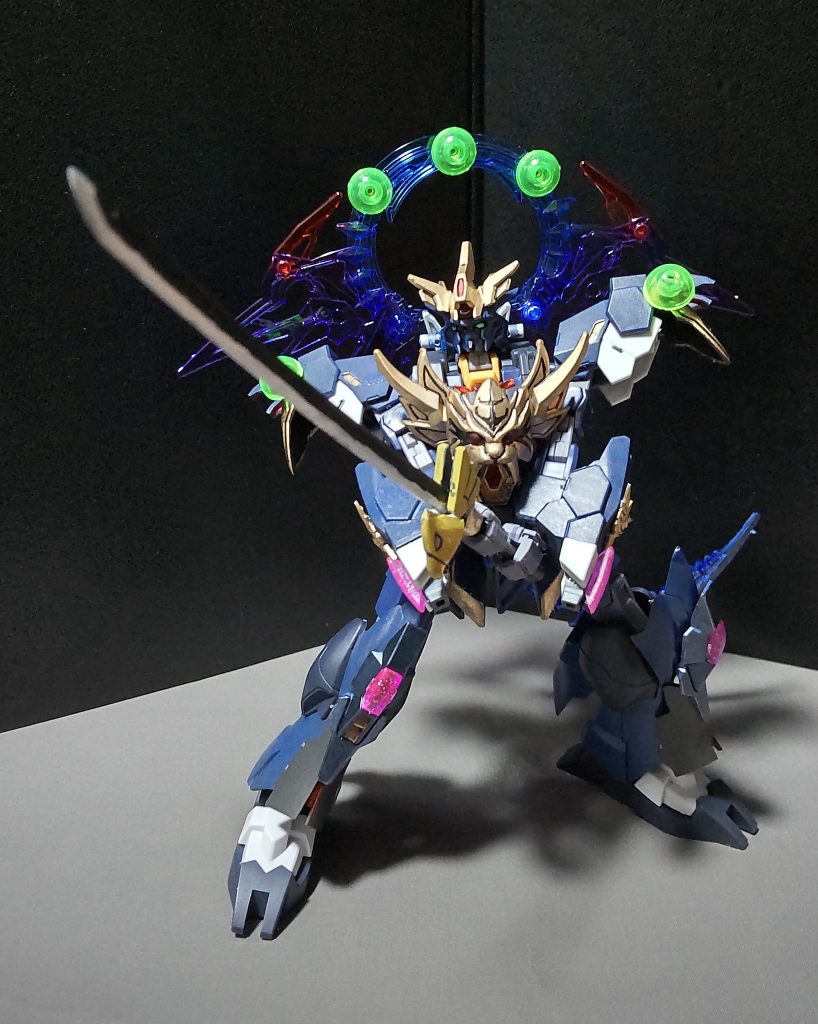 胸の虎の周りの装甲のせいで若干可動域に影響は出ますが、勇者パースは出来ます。エクスカイザーのカイザーソードみたいに胸部の虎から刀に炎を吹きかける演出が出来たら面白いな……あっちはライオンだけど。