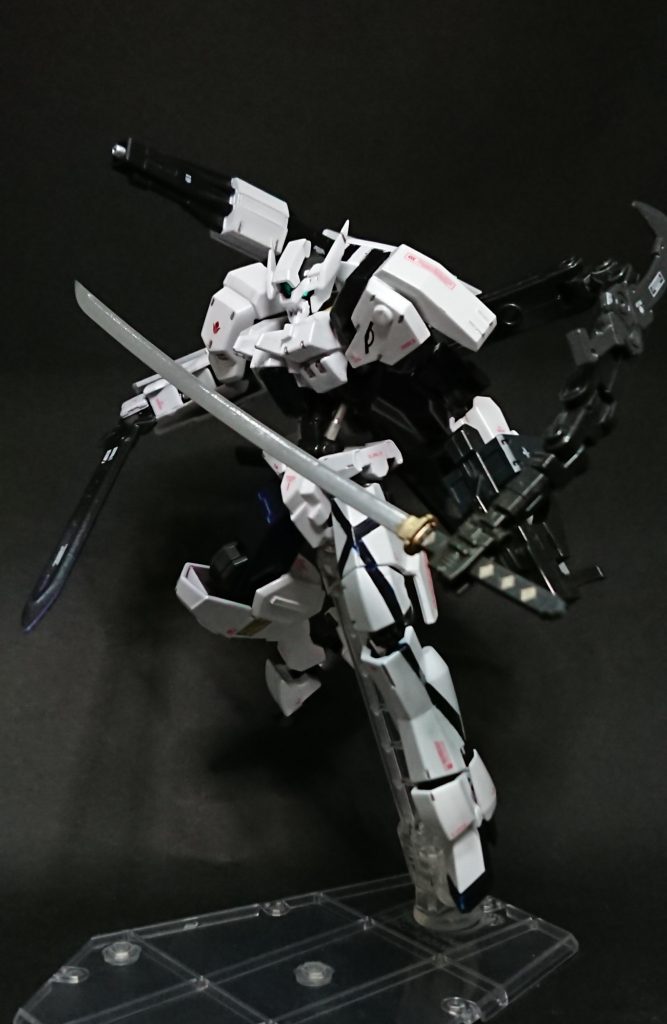 太刀はサブアームを展開して装備します。