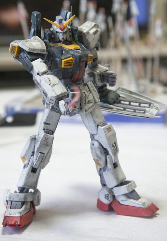 何故か曲がってるサーベル。