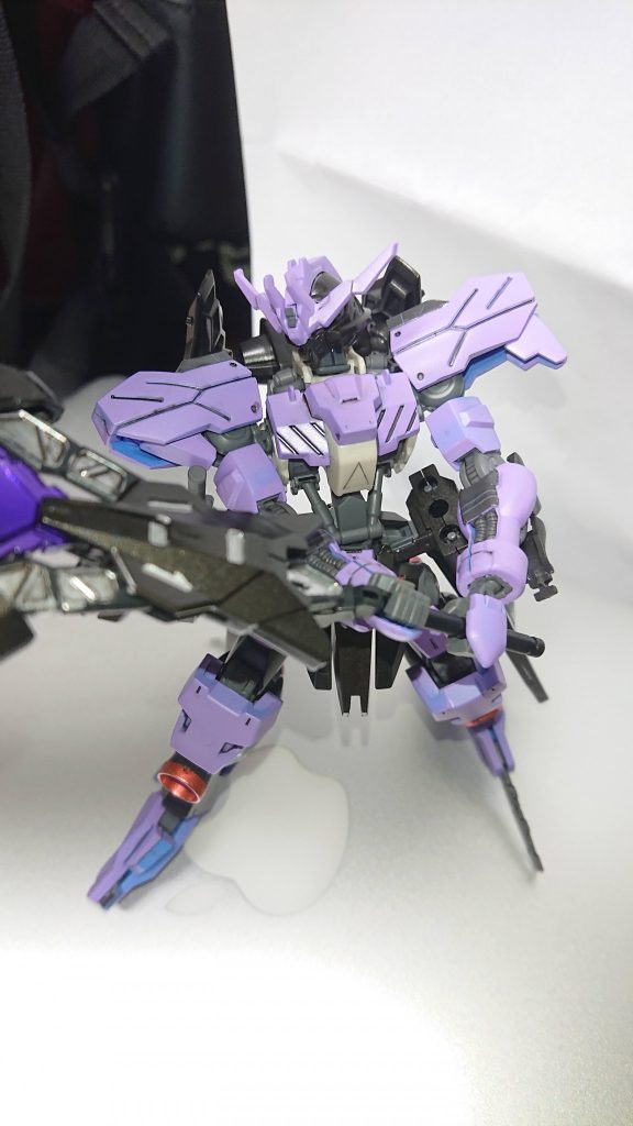 顔がイケメンなので崩したくなく、ジンクスと好みな感じでブレンドできて安心しました!【作成に関するポイント】・頭:ジンクス4の顔面を外して、HGのヴィダールの顔がハマるようにアゴを削る。多少のヤスリかけにより接着剤なしでかっちりハマったはずです。アンテナはヴィダールのものを接着。多少おでこをヤスリかけしたと思います。 ・胴体はストライカージンクス。・腕はジンクス4。・腰正面には30mmのオプションパーツセットのアーマープレートを利用。腰サイドにはヴィダールの特徴である黒いスピア入れ(?)をつけています。こちらは接着などしておらず、腰からお腹へかけてジョイント系パーツを通してぶら下げています。・脚部はストライカージンクスをベースに、ヴィダールのバーニアを膝に接着。足はヴィダール最大の特徴(?)であるブレード付き。ちなみにストライカージンクスの膝下から足首までのパーツを前後逆に組み立てることで、足首の干渉を回避できました!あと足首のボールジョイントの受け側を1つ小さいサイズに交換することで簡単にヴィダール足を取り付けられました。(奇跡)・背面はジンクス系のGNドライブをつけています。腰背面はストライカージンクスの特徴的なバーニア(?)を装備しており、全体的に肩と腰に盛られたシルエットになるようにしています。・肩のシールドはジンクス4のものを利用。・デカールは鉄血シリーズの家紋がたくさん入っているものの中からボードウィン家のものをポイントとして採用しています。最後までご覧頂きありがとうございました。
