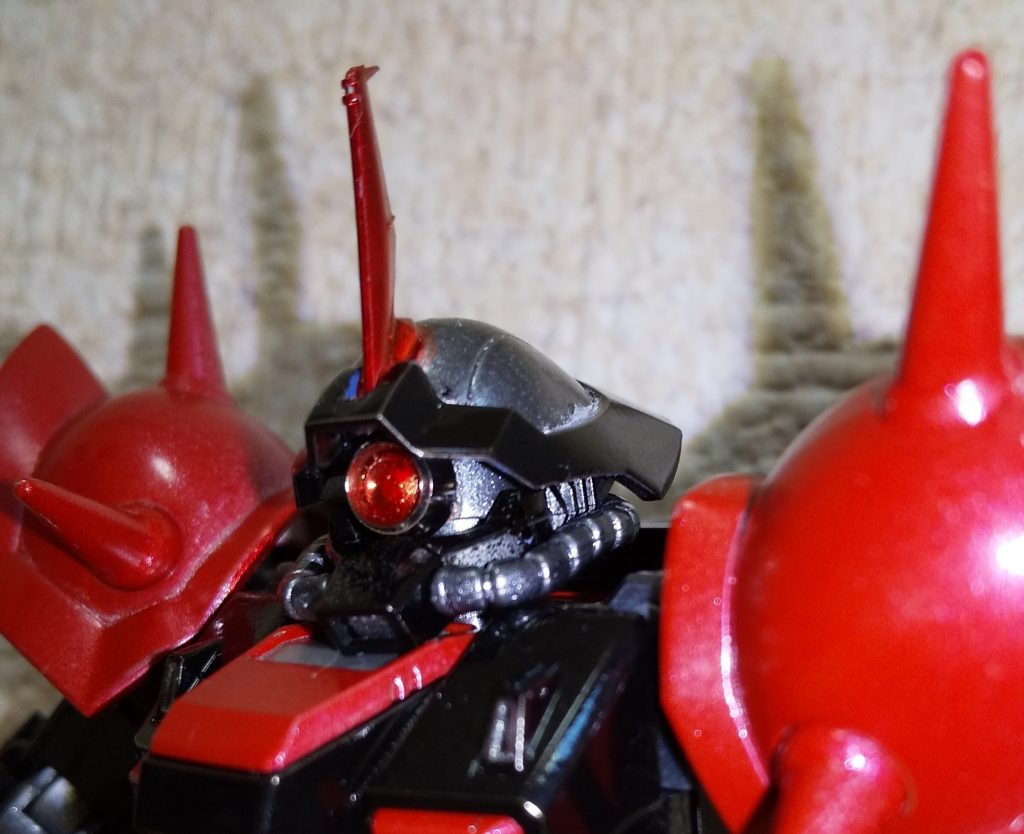 前回同様モノアイをハイキューパーツに変えて、アンテナ部分もビルダーズパーツに取り替えました。ヘッドパーツが1番のお気に入り箇所です…(笑)