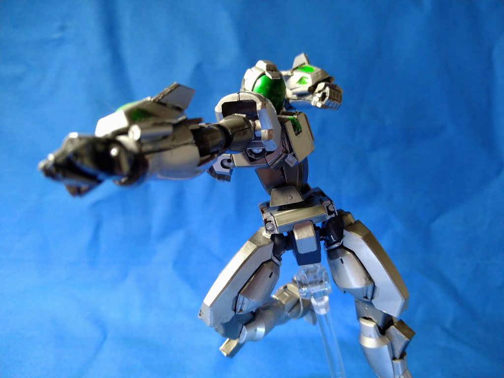 腕部はバクトをベースにビルドストライクのパーツで構成