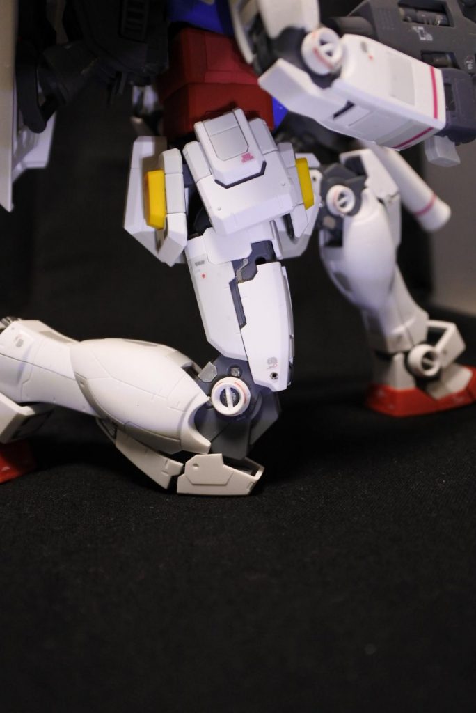 キットにあったメタリックゴールドのシール部分はメッキシルバーに全て変更し、内部フレーム各所にもシルバーを追加。足回りや肩にメタルビーズを付けてアポジモーター的な。