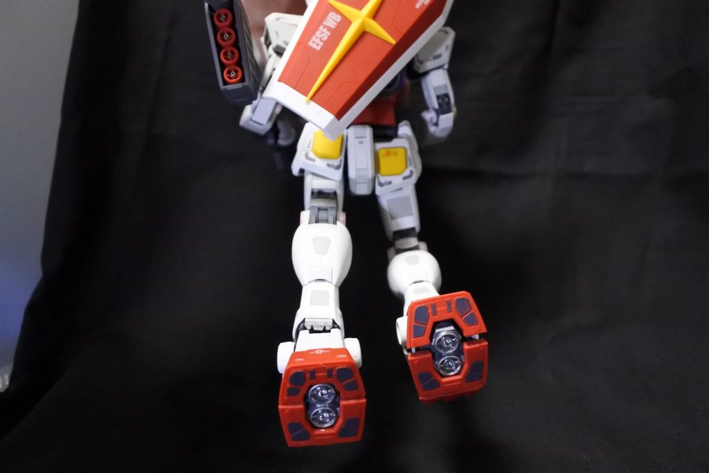 MGなので足裏もしっかり部分塗装。メッキシルバーは噂通りのメッキ感で大変満足。バズーカの弾は赤で塗装とビーズ追加してます。