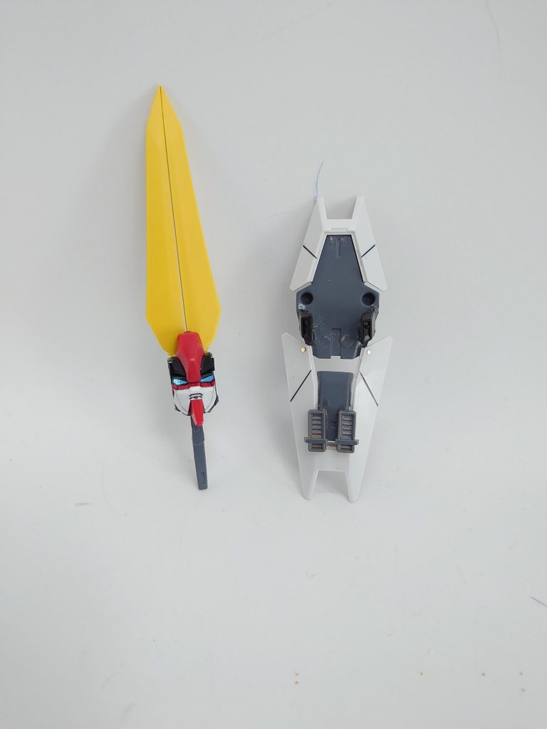 今回の目玉改造その1ガンダムナドレアクウオスからGNマスクソードこちらはコアナドレの主武器ネオジム磁石を仕込んだので脱着可能にして、アンテナ部分を可動展開できる様に追加しています。