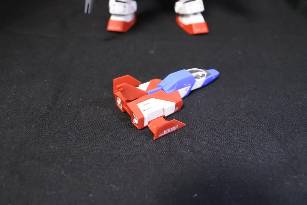 コア・ファイターもササっと部分塗装。何気に何年の前のキットにしてはギミック満載だと思った。そう言えば、今回初めてパーツ失くした。右の二の腕のパーツないけど気にしない