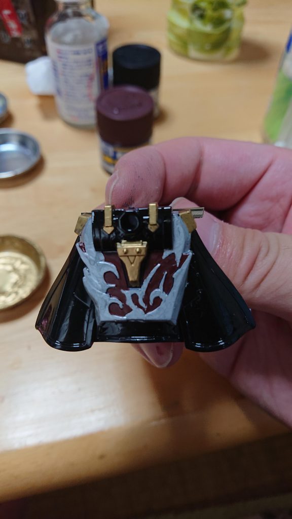 リアスカートの塗りわけ。マントで隠れる箇所です。