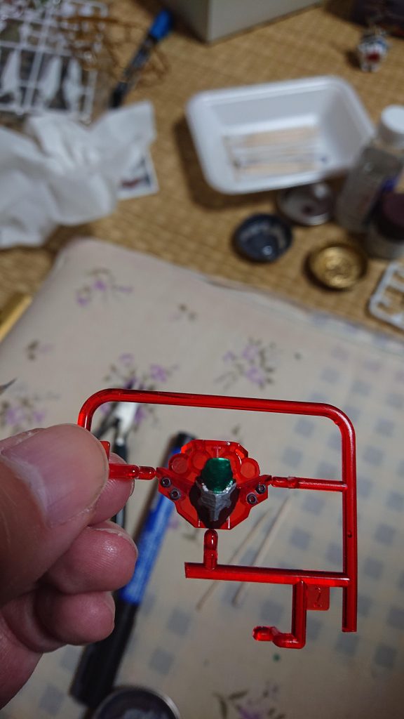 胸部のバルカンを筆とつまようじで塗りました。