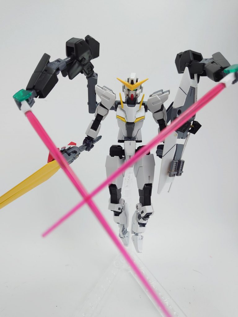 バックパックに装備しているGNキャノン隠し腕はオリジナル同様に再現。プラ棒や追加アームで可動域を拡大しておりポーズを付けやすくしています。