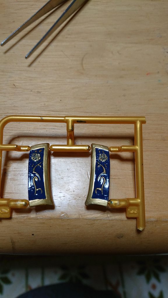 腕の紋の塗りわけです。