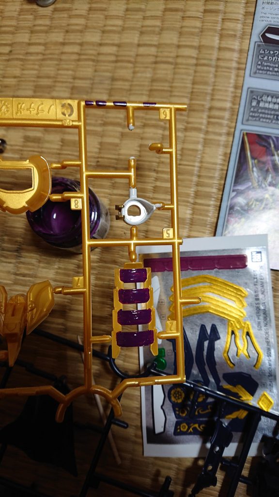 左腕の籠手の塗装です。手持ちの色で合うのがなかったので初の調色をしました。