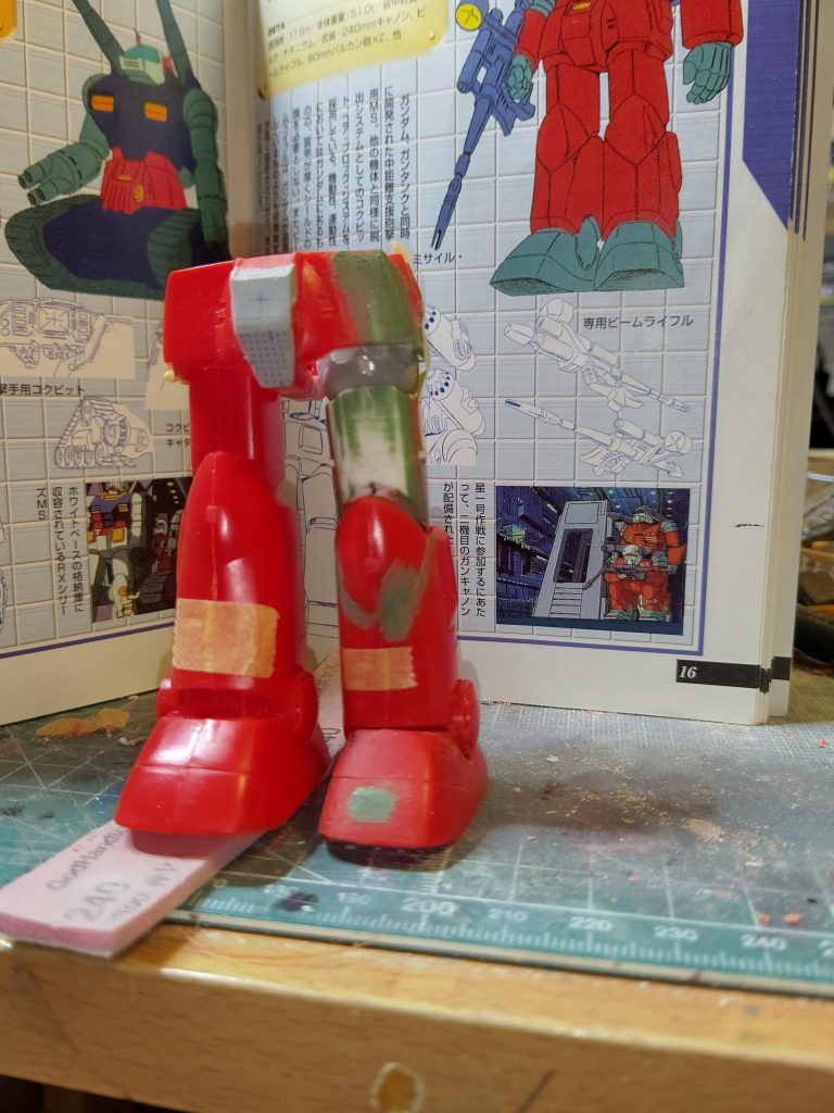 脚は太ももを延長&前後に幅増し、スネを短縮、クツは幅詰め。脚の付け根の球体パーツはエポパテで制作