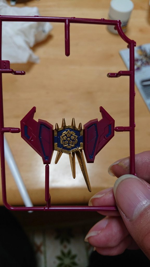 マントの留め具(バックパック)の塗りわけ。ここにも紋がありました。