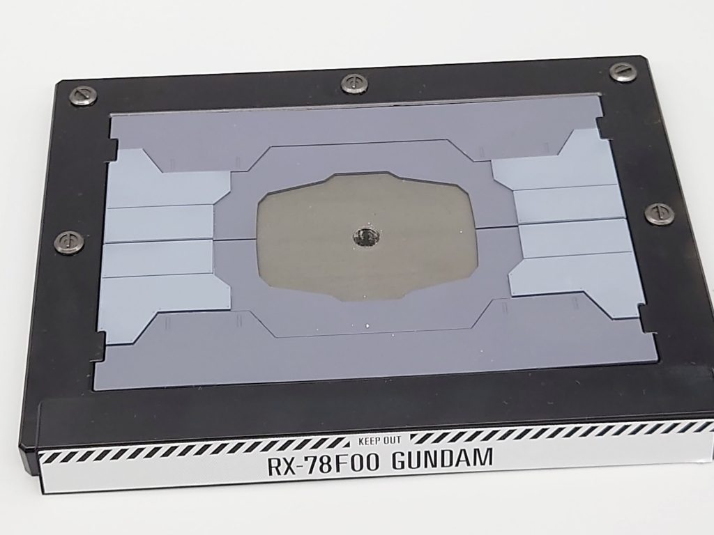 全然塗装しないのも寂しいので土台だけ、ガイアノーツのEXブラック、メカサフライトとメカサフヘヴィの3色でそれっぽく塗り分けしました