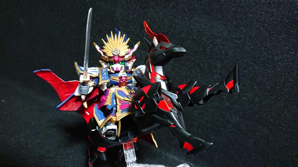 軍馬に乗せました。