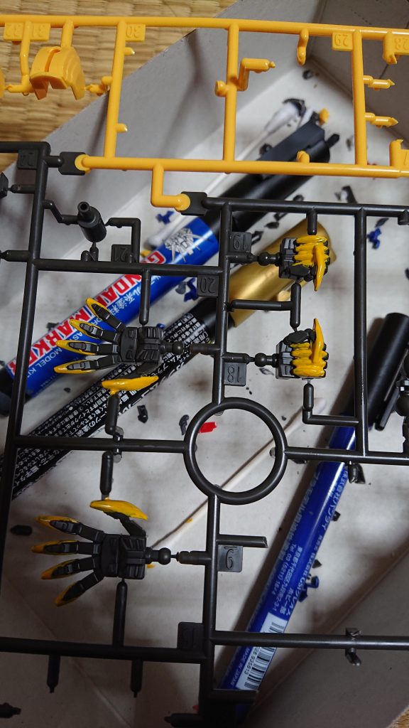 爪をミスターカラーのイエローで筆塗り。