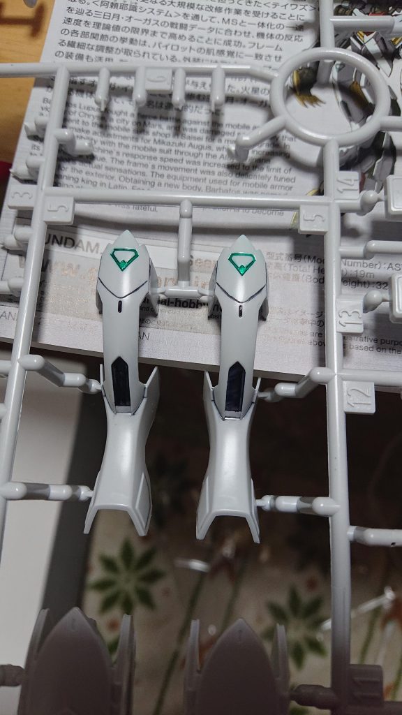 膝のマークをガンダムマーカーガンダムメタグリーンを使いました。はみ出た箇所はミスター薄め液を浸けた綿棒で拭き取りです。