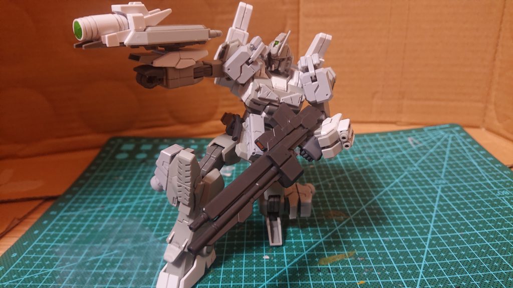 戦い方はビームや実弾を使い分けながら、敵との距離を見極めつつ、情報を収集・戦略の構築を行い、マルチプルライフルのスモークやチャフを炊いて接近。イントルーダーの持つ近接距離下で、ビームサーベルをクローとして使ったり、アメイジングナイフを投擲する等で勝利を掴む事が、主な勝ち筋となっている。