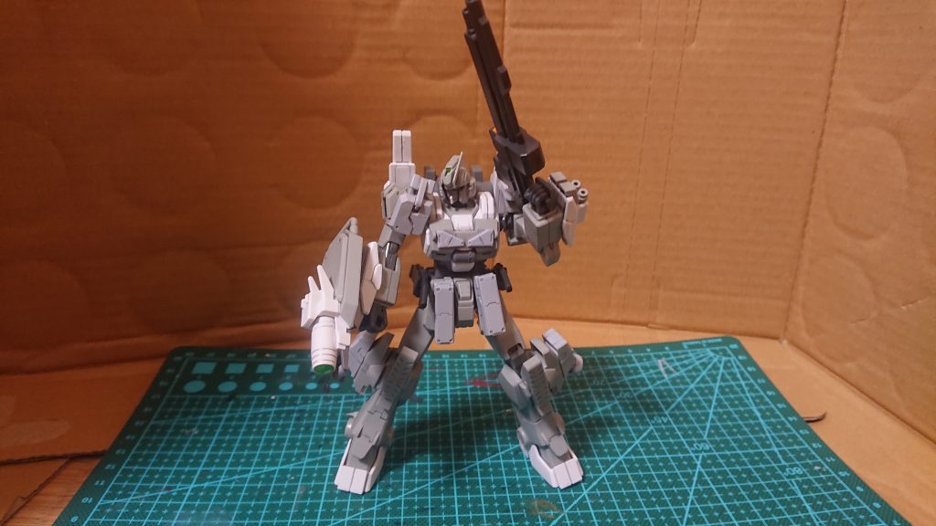 ビルドコンセプトは『戦場を駆ける隻眼の戦士』であり、装甲と機動力の強化に加え、継戦能力の維持が存在。製作段階でダメージウェザリングとしてガンプラの頭部右目と右側アンテナを破壊して、ダメージ表現に挑戦。武装はビヨンドガンダムの脚部チェンジランチャーより着想を得た、ビームと実弾砲撃を可能とするマルチプルライフルと、右側の死角を補うセンサーシールド。更にEZ-SRの頭部並びに胸部バルカン砲、左腕ビームサーベルに電磁ナックル、右腕のビームシューター、腰部にアメイジングナイフを二振り装備する。