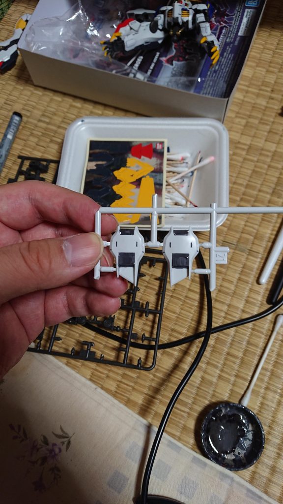 サイドスカートをガンダムマーカーSEEDグレーで筆塗り。