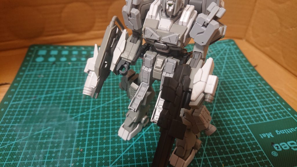 腰部フロントアーマーにはマルチプルライフル用の、エネルギーパックやグレネード、ナパームにスモーク弾等の砲撃弾頭が入っており、戦闘中の弾薬補充や原作のアムロ・レイの如く、スーパーナパーム爆破やスモークチャフ弾を装填せずに煙幕として使用する等、様々な応用を利かせる事も出来る。