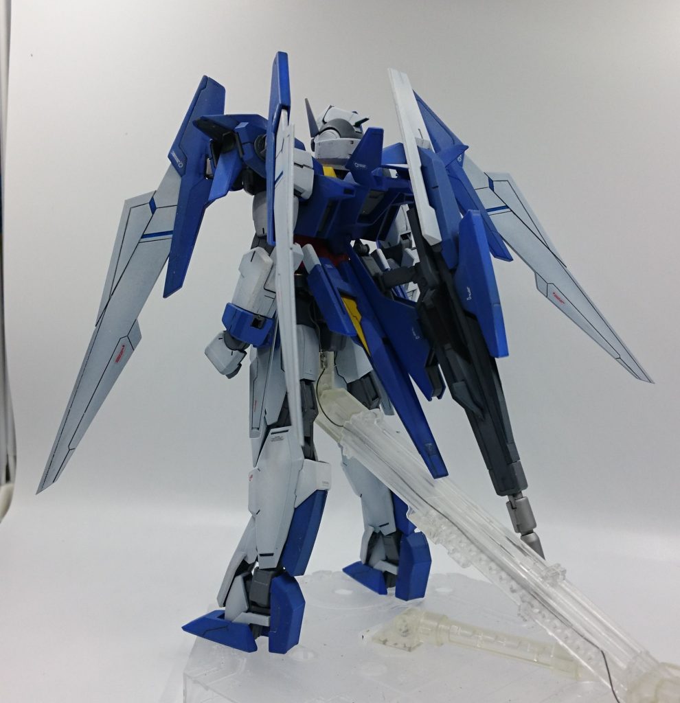 上の写真を見て「あれ?変なモン背負ってない?」と思っていませんか?私としては武装を収納した状態では左右対称にしたかったのでシールドをライフルに付けることにしたライフル使用中でシールドを収納したい場合はリアスカートのライフルをマウントするための穴に付ける