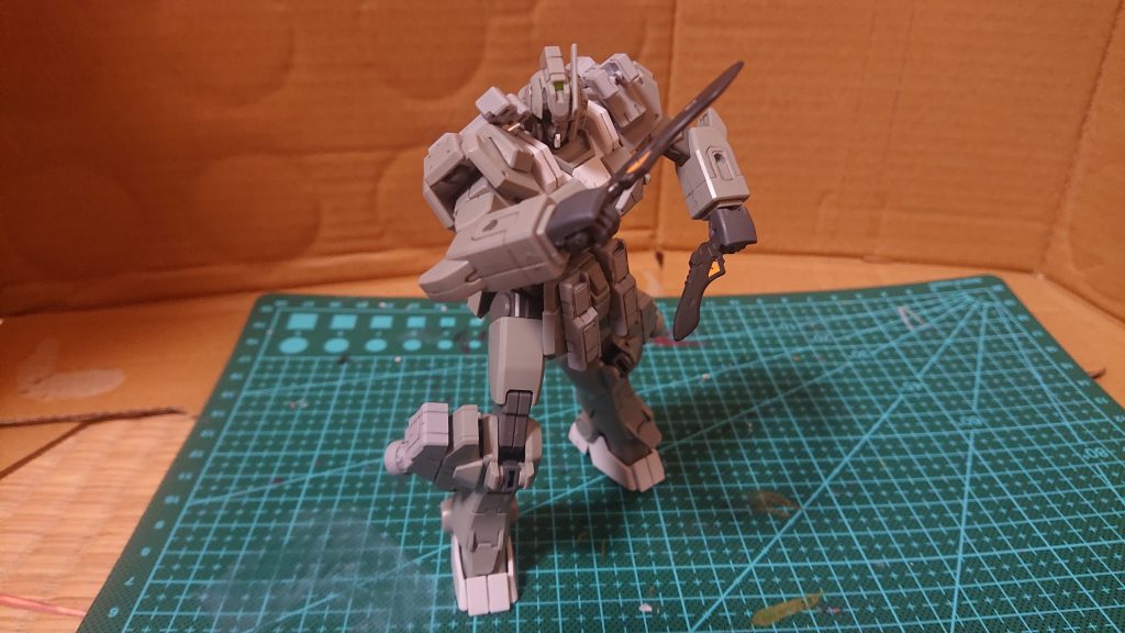 また、本機は奥の手としてコマンドガンダムのように機体の装甲やバックパックをパージして、腰部のアメイジングナイフで斬り込むという、本家を意識したギミックを搭載されている。但し、此れを使った場合は機動力と装甲が著しく低下するため、使用タイミングを見極める必要がある。