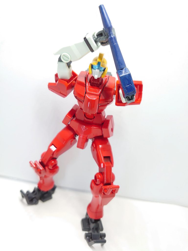 戦闘は徒手空拳の格闘と左腕のサイコガンのみ