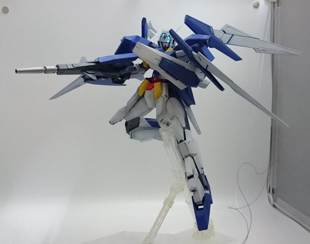 当機を作る理由としてLEDで電飾改造USBケーブルで外部から電力を供給可変機の変形機能を損なわないの3点縛りをやりたかったからですZ系もW系も外部電源の電子回路を入れると変形が難しくなるので消去法でAGE-2を作ることになりました(ウイング系はせめて回転がなければ…)