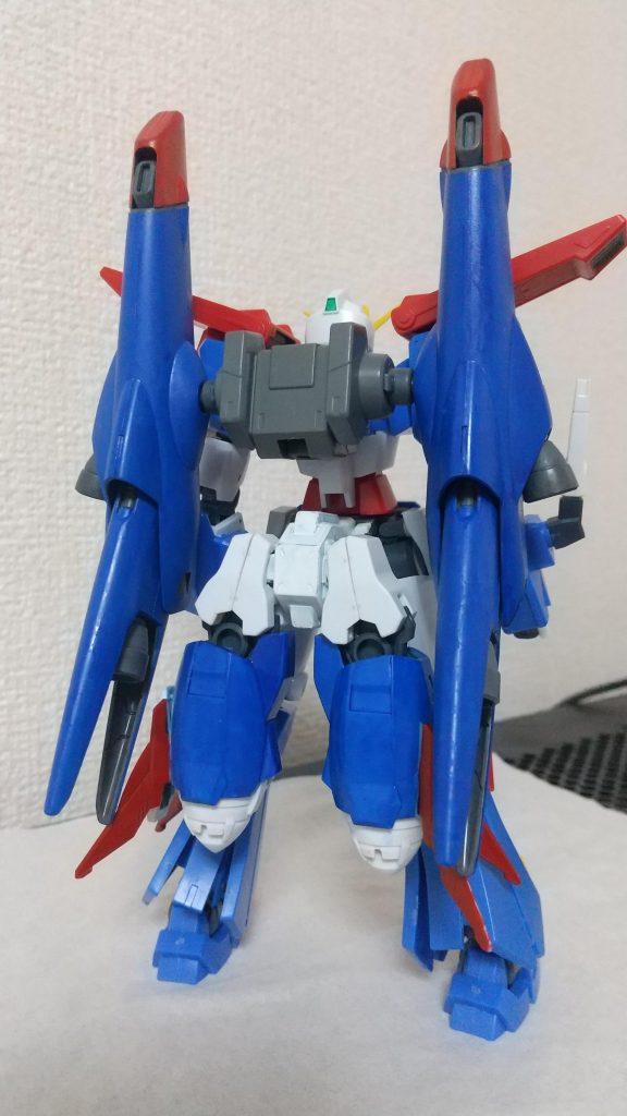 見た目とは裏腹に背部の大型ブースターユニットと腰部のGNドライヴにより圧倒的な機動力を有する武装がビームサーベルとバルカンしかない