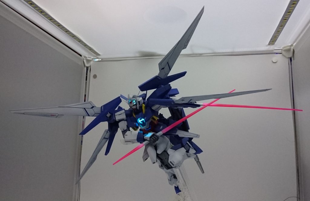 AGE-2は二刀流が絵になる当キットは構造上、肩の保持力はやや弱く羽根も外れやすいのでポージングは少々難しい感じです