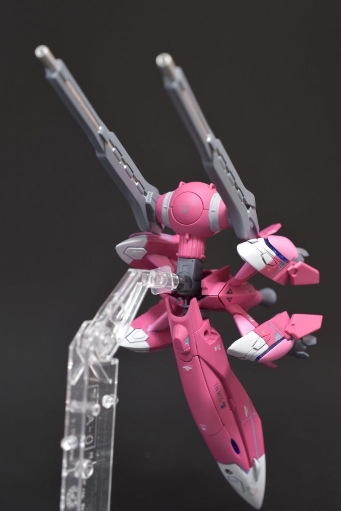 エグザスストライカーガンバレルストライカーの強化版で、ウィンダムに乗り換えて使わなくなったエグザスをもとにネオ用に作成したってイメージです。中央でバッサリ分けて、ジョイントパーツを使って接続するようにしています。ジョイントパーツはMSGパーツなどで作成しました。