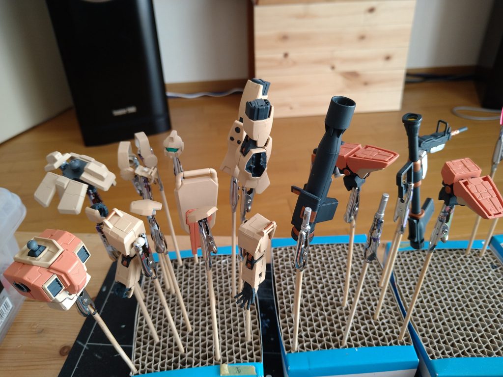 ベースとなる濃い色を塗り重ねていきます。