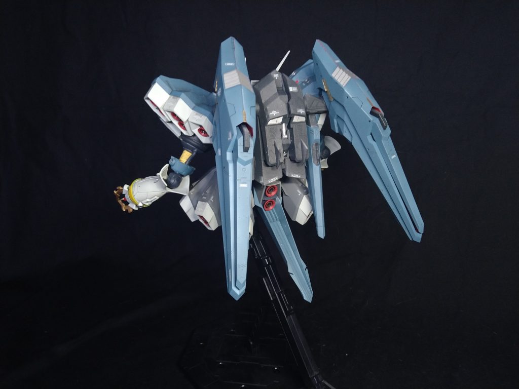 背面大型ユニットはフレキシブル稼働可能