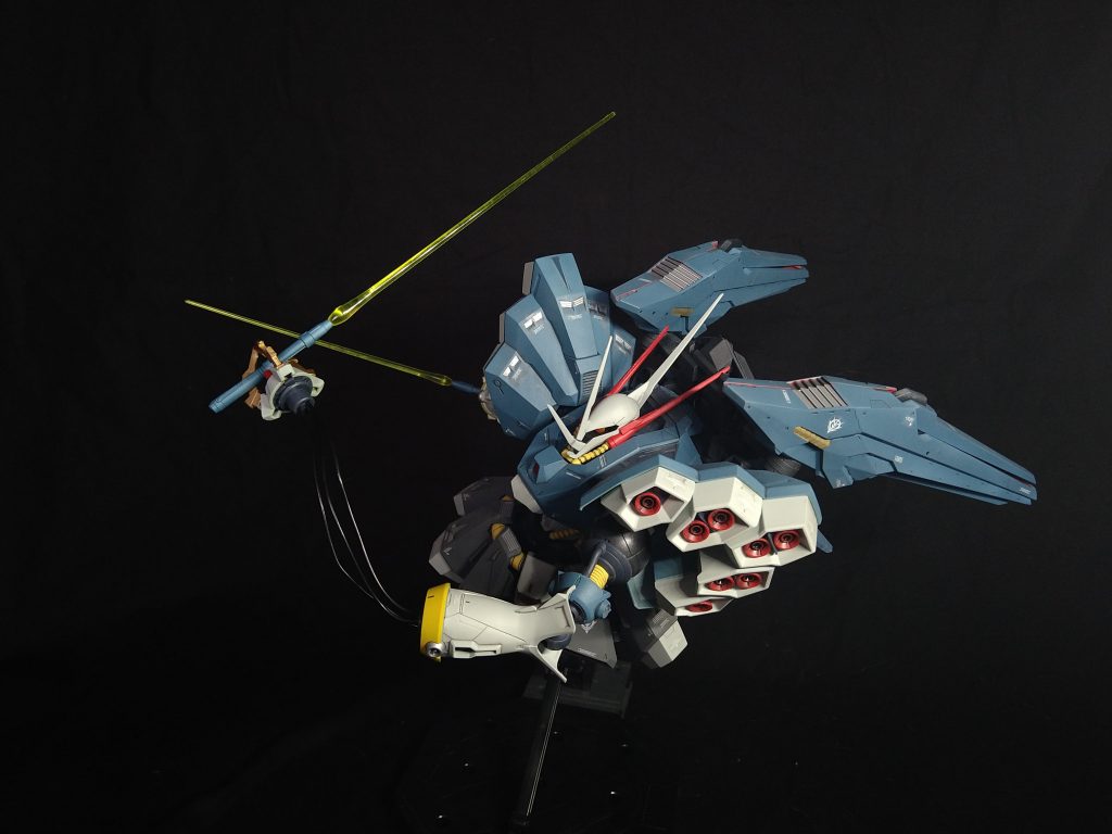 インコムとの連動で近接戦闘の距離を伸ばし、相手を混乱させる