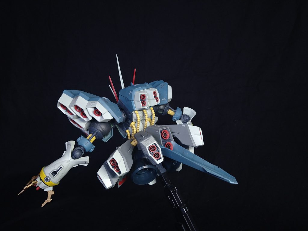 ノーマル　背面身体全体に配置されたバーニアによる加速度と有線式インコムによる攻撃で敵機を落とす