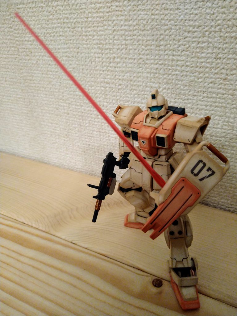 ビームサーベル。ジムにしてはなかなか長さが長いです。