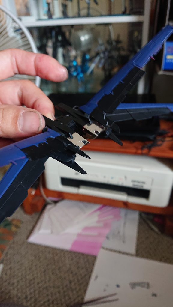 エールストライカーの羽の下にRGフォースの余っていた羽を繋げました。