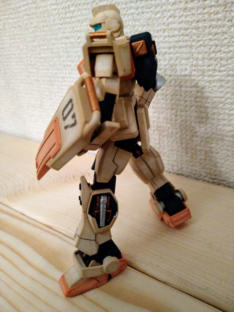 ビームサーベルは使わないときは足にしまってます。