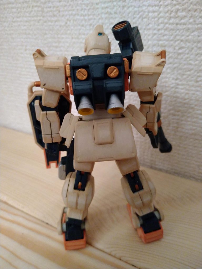 後ろ姿。ランドセルは敢えて黒ベースにしました。関節等、細かい部分を塗り分けてます。