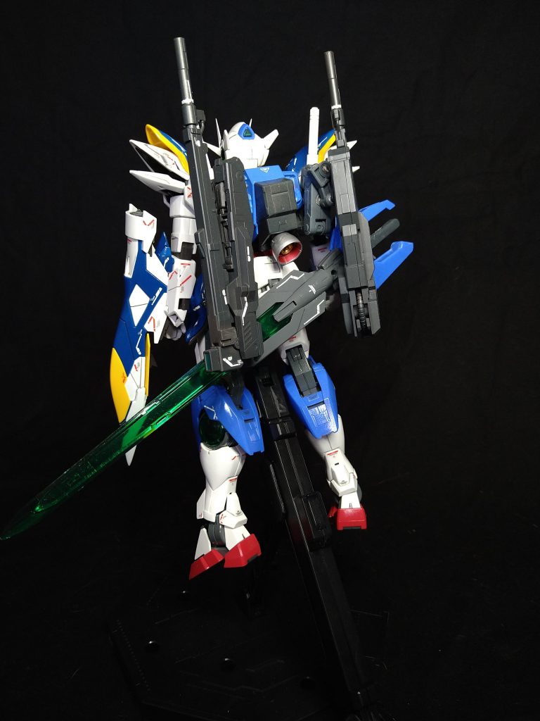 背面はストライカーパック対応に変更させ、戦況に合わせて装備を変更させられる。ノーマル時は大型バーニアを装備