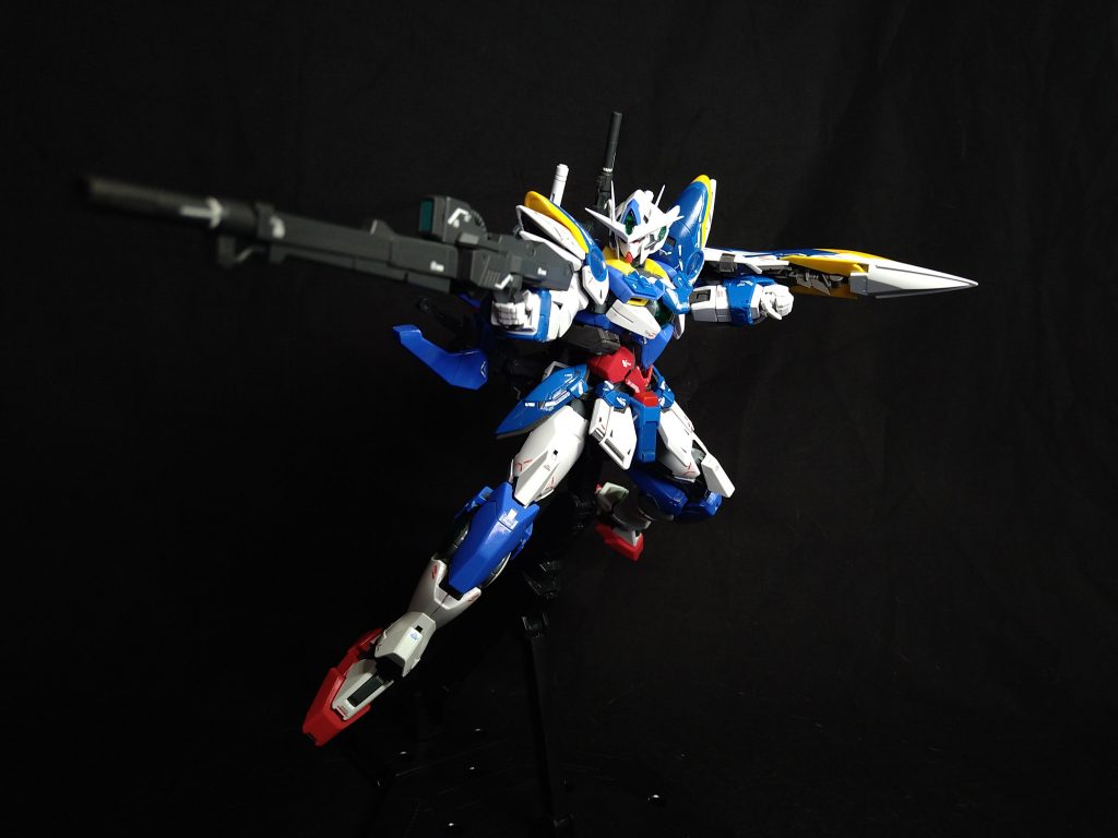 バスターライフル装備高火力にて敵を殲滅する非武装時は背面のフレキシブルアームかシールド側面にマウント可能