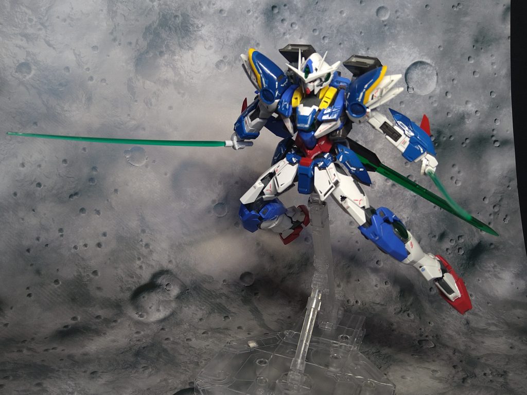 ビームサーベル装備背面に2基装備しており、位置は上部と下部に変更出来る背面の装備品により位置決めする