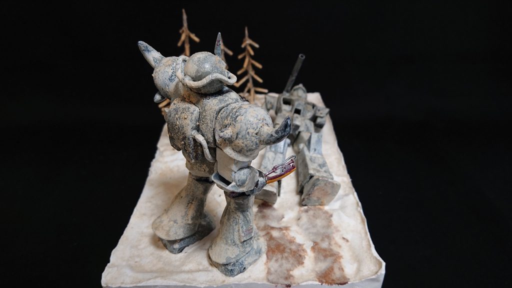 ジオラマ製作について・ベースは発泡スチロールに石膏を流して地形を形成しました。・樹木はHTBGの製作記事の通りにプラ棒を加工して作ったと思います。・積雪は当時販売していたタミヤ情景スプレー（雪）を使用しました。情景スプレーはパウダー状の粒子が散布できるので雪表現がとてもリアルになって感動したことを覚えています。ただ今は作ってから39年も経っているので、スプレーの粒子かホコリが積もっているのか区別がつきません。