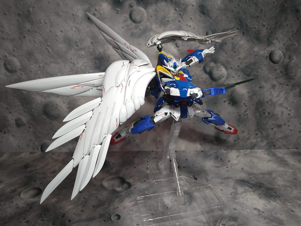 Ver.カトキのゼロの羽根は関節部がしっかりしていてポージングがよく決まり良いキットですねまた、腕関節もしっかりしてるので重い武装を装備しても傾きにくく良かったです