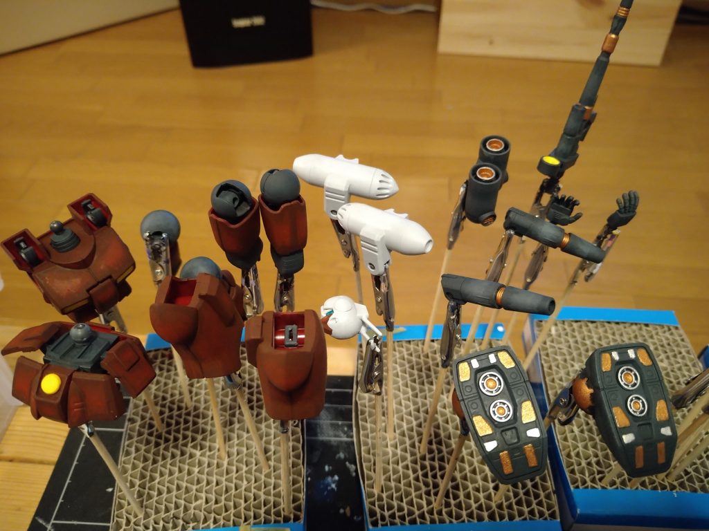 少しずつ、明るい色を塗り重ねていきます。足の裏はパーツごとに塗り分けました。