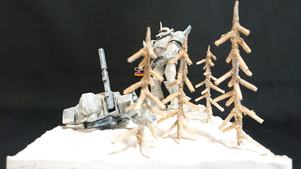 ウェザリングはタミヤのエナメル塗料のホワイトを使用して積雪表現を試みました。ただ、ウェザリングをやりすぎてモビルスーツが真っ白になってしまいました。機体のベース色がほとんどわかりません。ただ唯一、ヒートホークだけは熱で雪が溶けているようにしています。