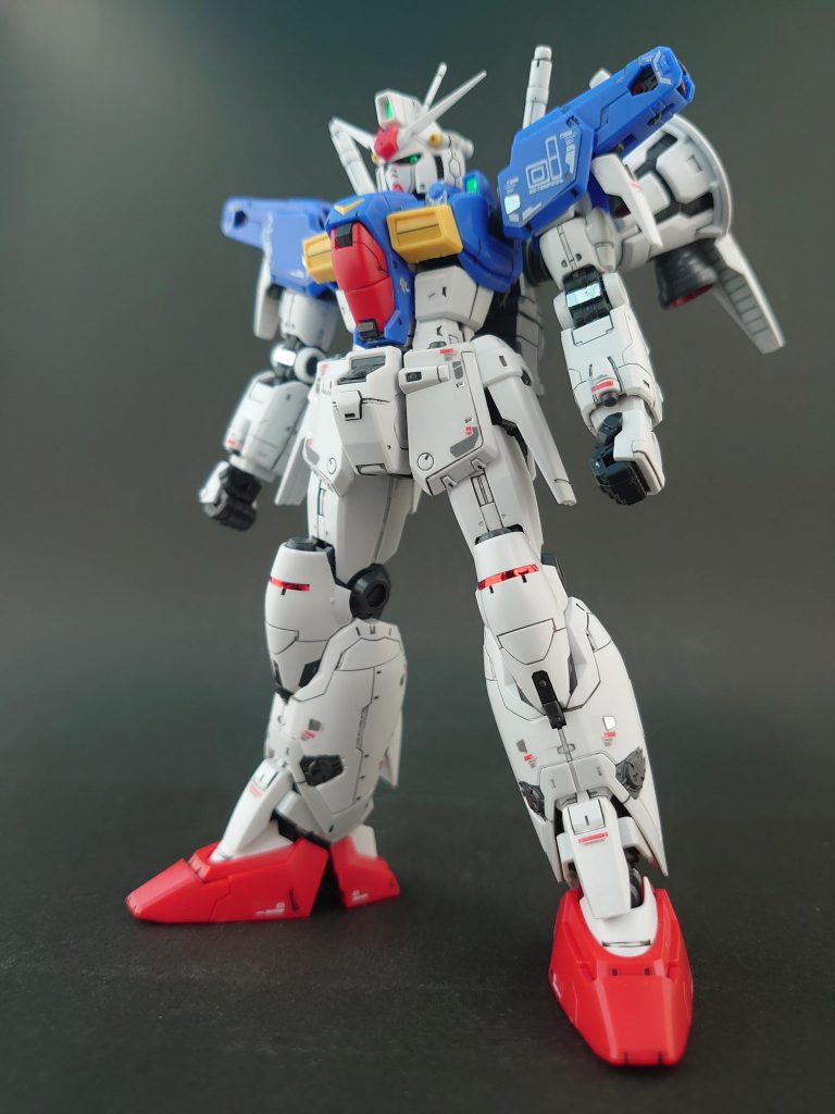 さすがリアルグレード、1/144でもこれでもかという程の情報量です👍カッコいい💯ただ・・・初期のリアルグレードあるあるでポロリが多く(笑)ポージングを試みましたがイラっ💢としたのでカトキ立ちを愛でるだけにしました😭僕の場合はシールドの固定、指のポロリ、上半身のグラつき、胸のリバース・スラスターカバーのポロリに苦労しました😱