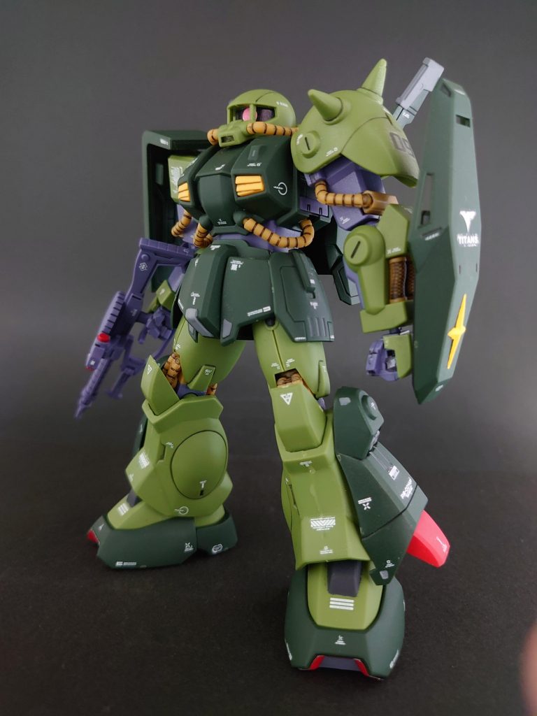 連邦製のザクタイプって事でジムとザクがミックスした感じがちょうどいいですね🌟ジムから乗り換えたパイロットが困らないように左手にもシールドが付いてるっていう設定が面白い👍