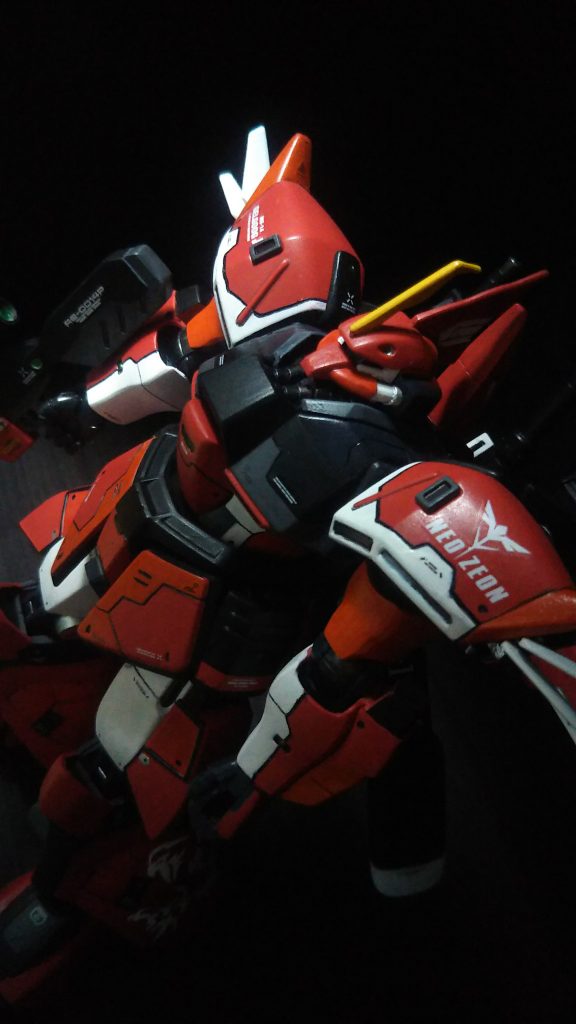 腕部。塗り終えてから気付きましたがポ○モンボールに見えて仕方ないw肩の三角ディテールは切り取り姿勢制御用のウィングに変更(F91風w)ゲルググ好きの方には怒られるかもしれませんが、お腹の